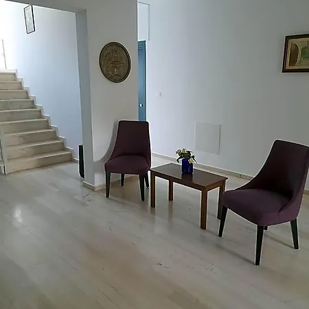 מלון דירות Filoxenia & 2*